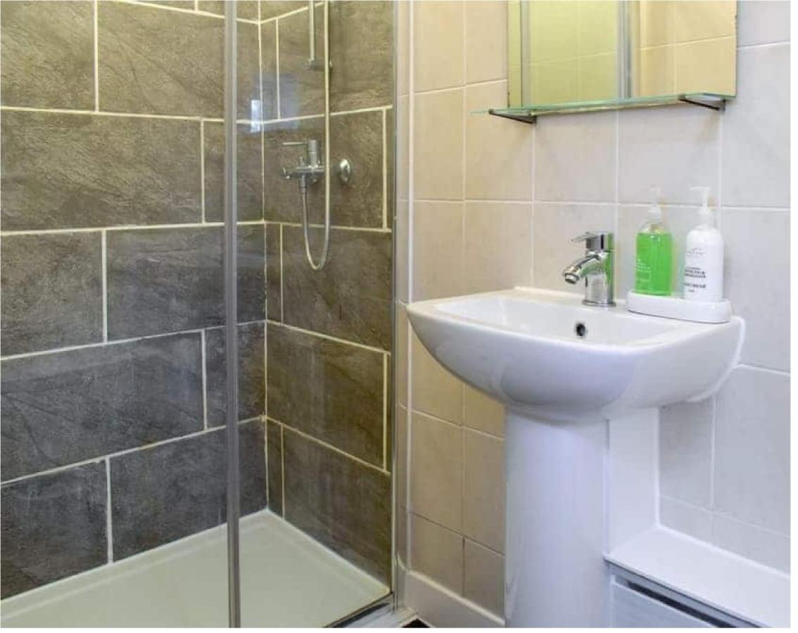 1 Bed In The Outskirts Of Edinburgh, Free Wifi & Street Parking, Self-Catering Broxburn Exterior foto